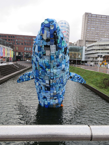 840576 Afbeelding van de plastic walvis 'Skyscraper' in de Stadsbuitengracht bij muziekgebouw TivoliVredenburg ...